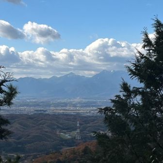 木々の隙間からは雪で白くなった鎌様と御在所〜