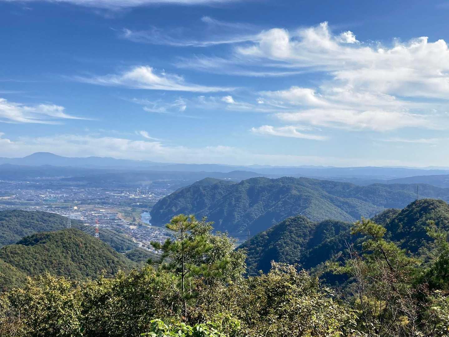 恵那山、鳩吹山
そして今から向かう猿啄城展望台が小さく見える