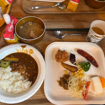 晩ごはんはビュッフェ。おかずは1周目は一個ずつ。2周目から自由。カレーはおかわり自由。
