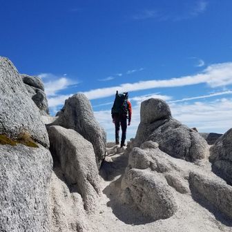 山頂とは遠くの方向へ　地味に疲れる