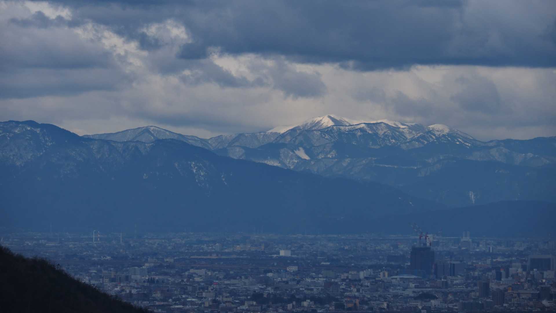 雪ぶかい「霊仙山」が見えています。
