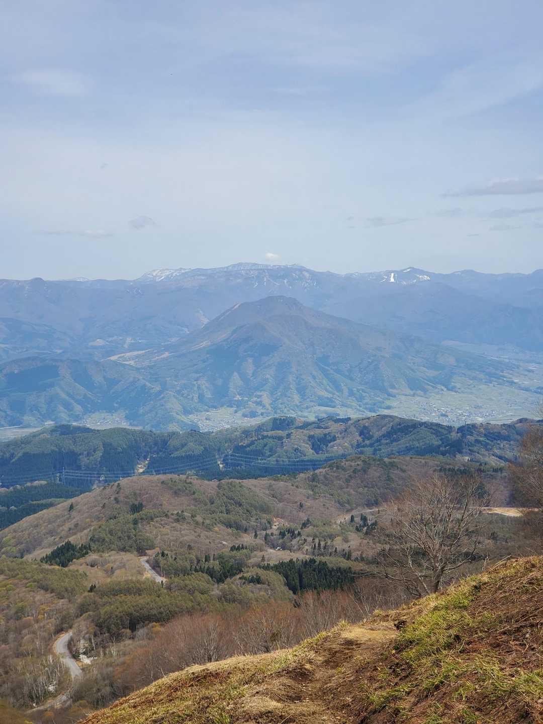 高社山も。斑尾山とほぼ同じくらいの標高なのに低く見えるな。
