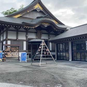 早朝の境内。
パートっぽいおばさんお二人が落ち葉を掃除していました。
エンジン付きの送風機で。