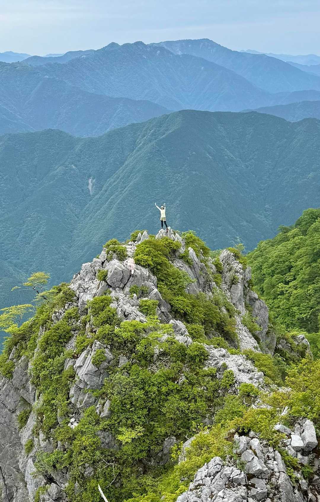 そして
気付けば西峰⛰️の捨身ヶ嶽（しゃしんがだけ）

テン泊練習をしていた面白くて親切な方が
先まで行ってきー、写真撮りますよ〜って
撮ってくれました😆🙏