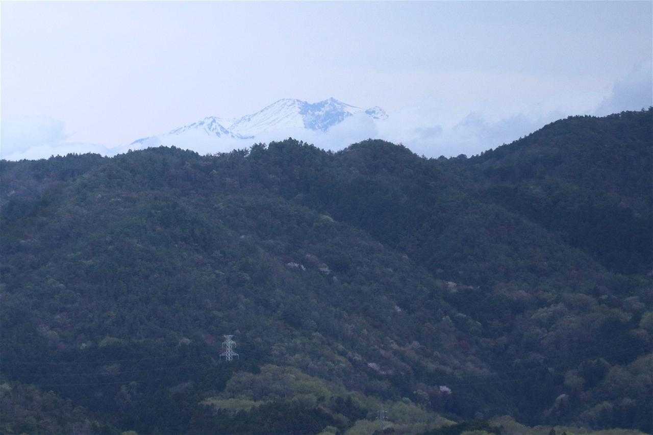 雲の間から御嶽山がチラリ👀