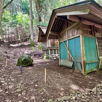 数年前に来た時はなかったのに、
倒壊の危険性から階段も含め隔離されてた。