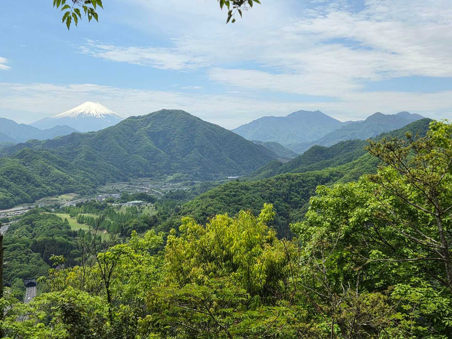 左から富士山、高川山、三つ峠山、本社ヶ丸かな。