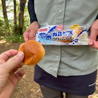 お腹がグウグウいいそうなので
新製品カルピスクリームパンを！

冷えてておいしかった☺️