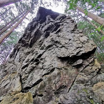 ロッククライミングができる巨大な岩
とてつもなくデカイ👀