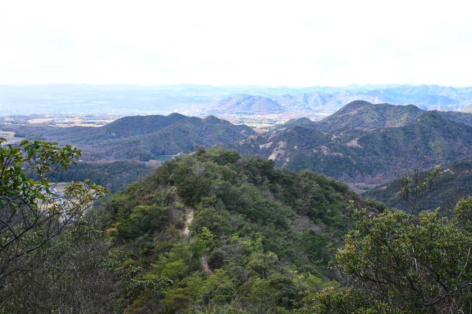 天狗岩と昭和池をめぐる展望抜群の三草山の写真
