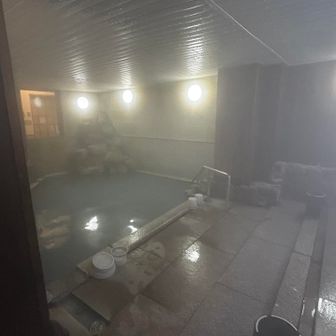 さてさて戻ってまいりまし。
激急登の帰りの下り、踏み抜き地獄、シャバシャバ地獄、滑落しそうで怖すぎた激下りを踏ん張って頑張ったわ😭
そんなガッチガチになった全身😰
まずは加仁湯の自慢の内湯でほぐす♨️

誰もいないのいいことにパシャ📷

硫黄白濁サイコーのお湯
かなり強め

5箇所の源泉から引いてるんだって
内湯のみシャンプーなど設置