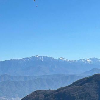 ここはパラグライダーの出発点🪂
南アルプスや伊那谷が望める、本当に素晴らしい眺望です✨
奥に見えるのは仙丈ヶ岳⛰️