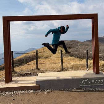 次男はロープウェー待合室で後続部隊を待機。
私は時間を持て余して巨大フォトフレーム「富士ノガク」で撮影練習😆
残念ながら富士山はすでに雲の中…🌥️