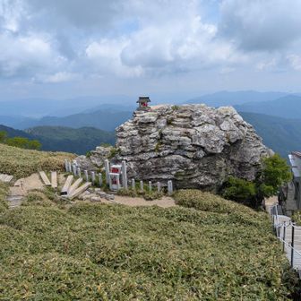 岩場の祠いいよね