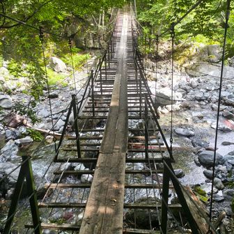 いい感じにスリリングな吊り橋2本と鉄橋を何本か渡ります