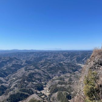 健脚コースと頂上は、風もなく、暖かい。
健脚コース出口の東屋から頂上手前までは風もあり寒い。逆に夏は東屋が快適。