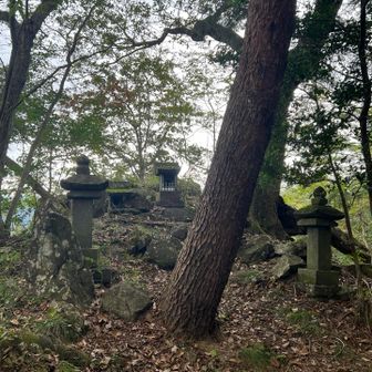 石の祠がありました