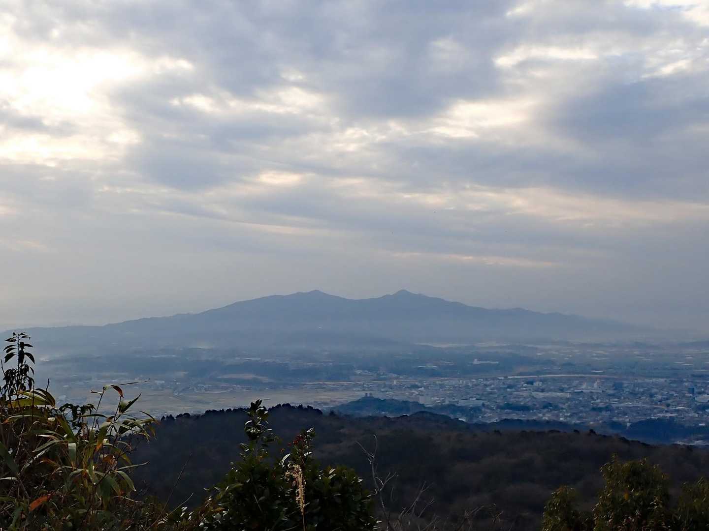丸山山頂から熊ノ岳(二ノ岳・右手)～三ノ岳(左手)間の緩やかな吊り尾根