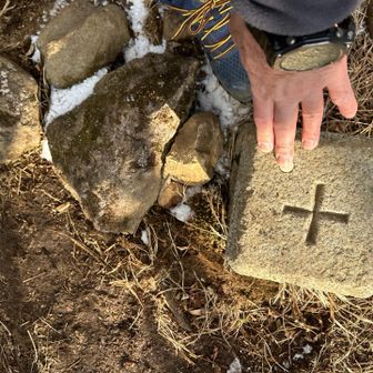 山頂は眺望なし、大涌谷方面や冠ヶ岳方面は立ち入り禁止🈲です。