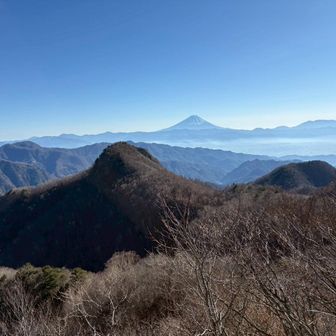 こちらも絶景～✨
真ん中の独特の形をしてるのは、先程登った「黒富士」
☝️山頂が曲がってるわ🤣
