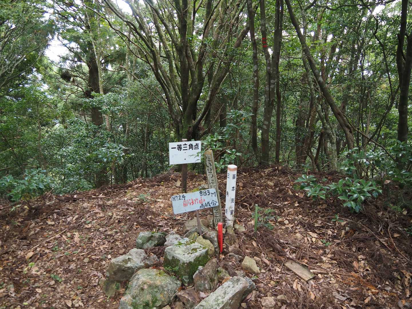 胴切山山頂　一等三角点『胴截山』	883.86m