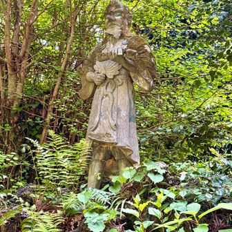 八王子神社の横に佇む天狗様👺