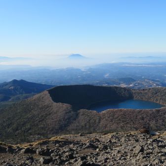 大浪池。うしろは桜島。