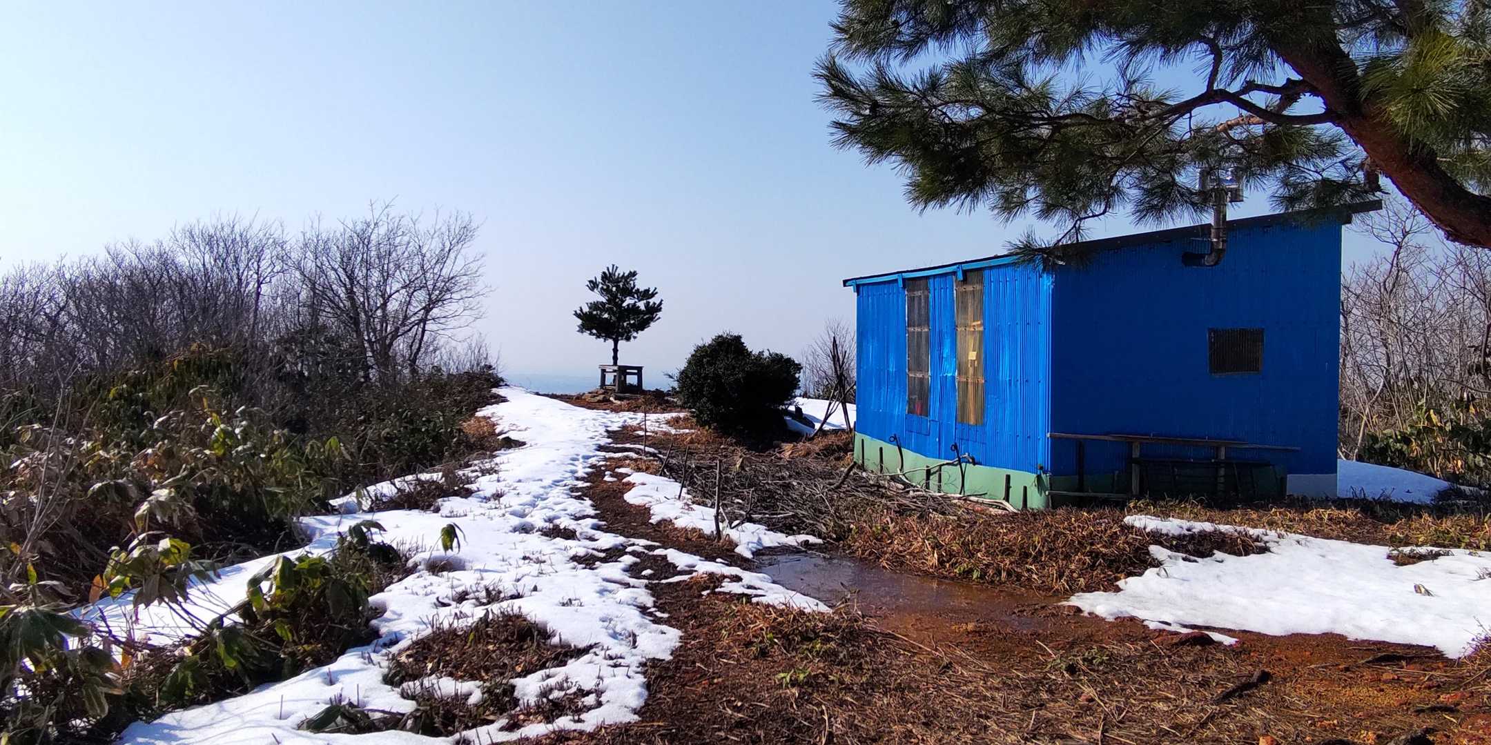 あざやかな青💙
全国各地に青い山小屋はいくつかあるが、ここが一番の青さ❗