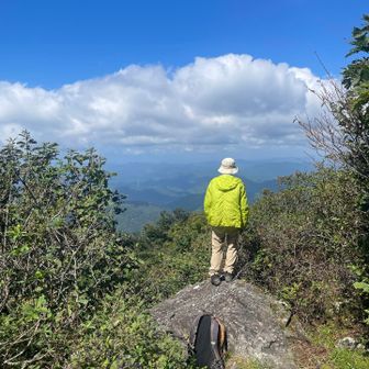 頂上の石の上から島根の山山が見える