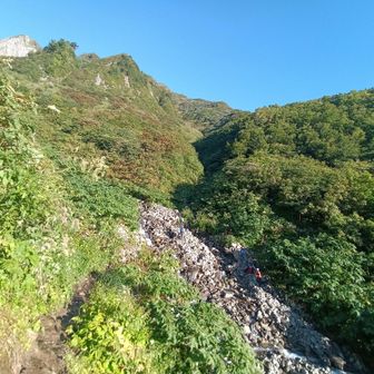 途中の荒菅沢 ヒンヤリして涼しい🎐
ただ水は 煮沸で飲んでとの事