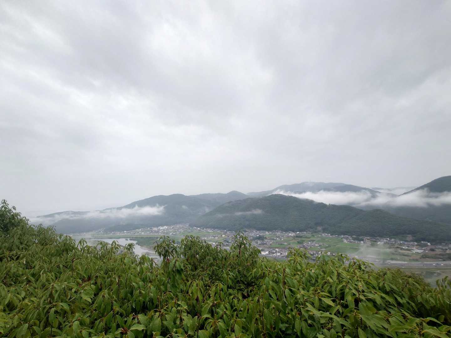 八幡宮裏からの眺望も雨仕様