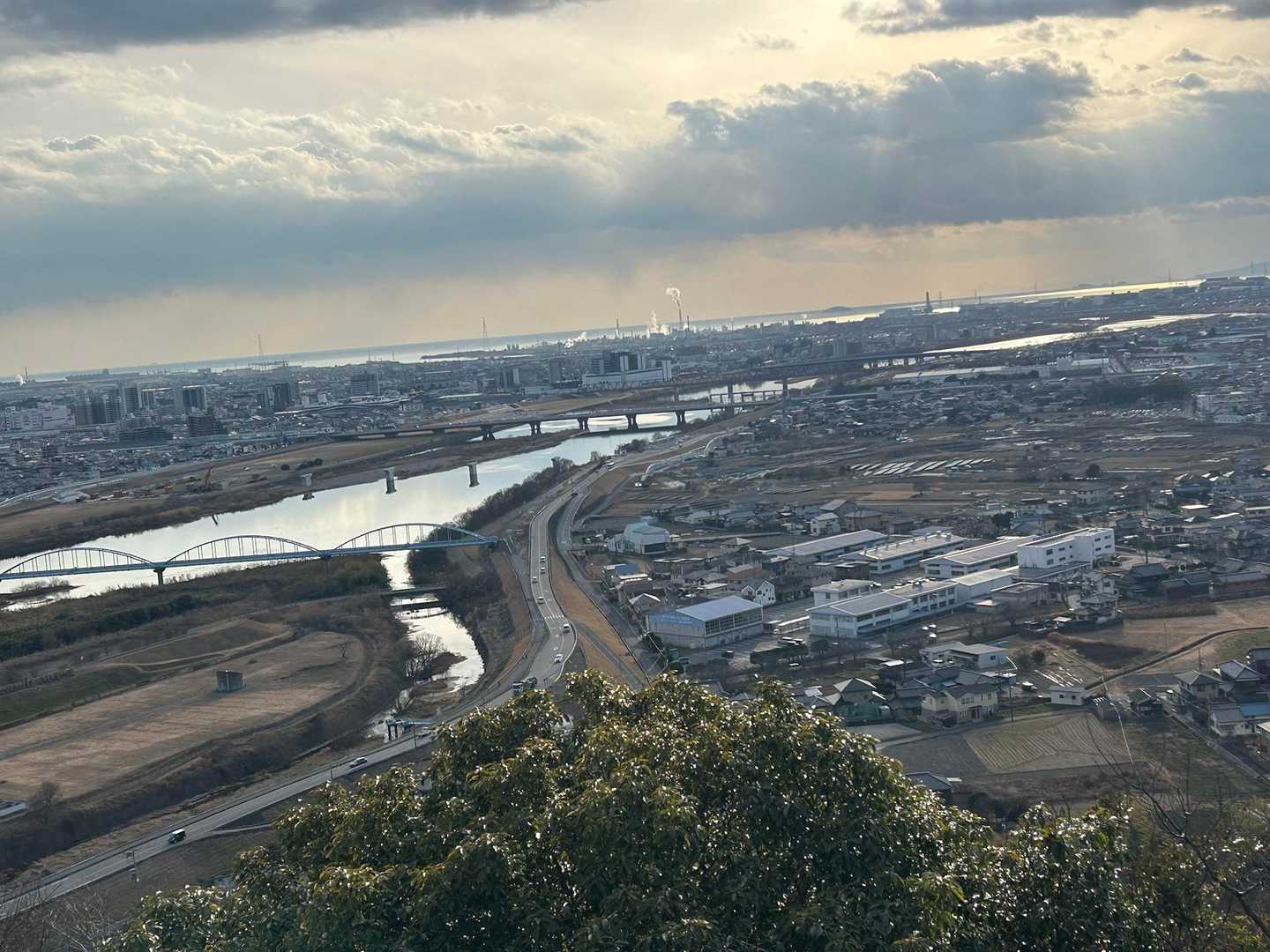 あの青い橋を渡って駅まで帰る