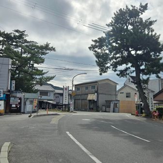 正面の建物から左に行くと、線路で向こう側に行けないので