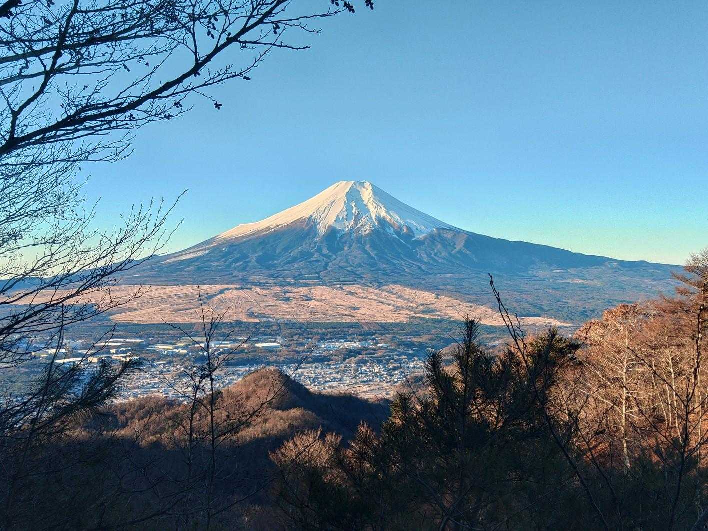 杓子山 | ポップな山名標識に吊るされた天空の鐘が響く頂。富士絶景の山梨百名山の写真