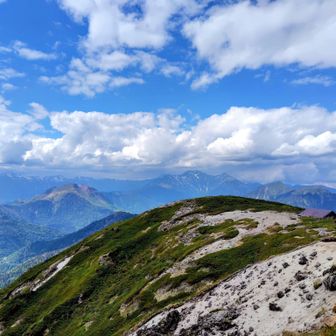 やっと山頂
この景色が見たかった！
笠ヶ岳、槍、穂高は雲がかかってますがよく見える
しばらくぼーっとする😌