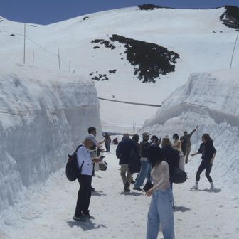 ホテル立山の横に、雪の大谷ならぬ、”雪の小谷”が作られていた．．．
