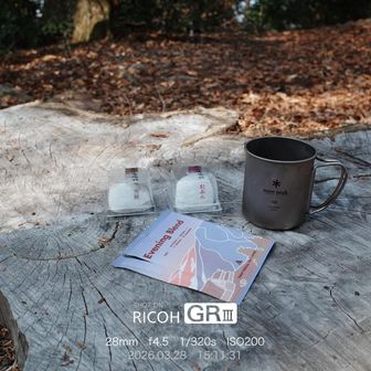 山頂で一息。
YAMAPオリジナルトレイルコーヒーのイブニングブレンドと、登山前に買った福福餅。
お湯は自宅から持ち込みました。