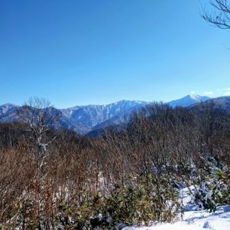 山頂の眺め✨
初雪山、白馬山方面
稜線にかかる朝の雲はどこへやら😚
絶景であります！🥰