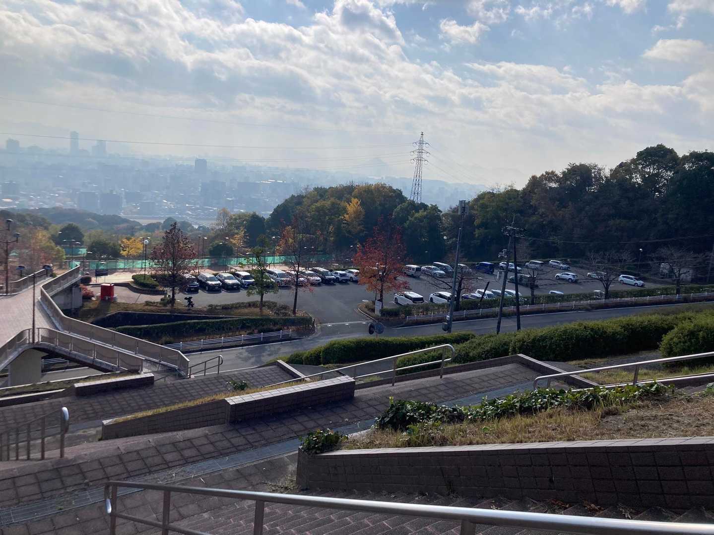 竜王公園の広い駐車場に停めてスタート
歩道橋で道を渡って階段を上るとトイレがあります🚻