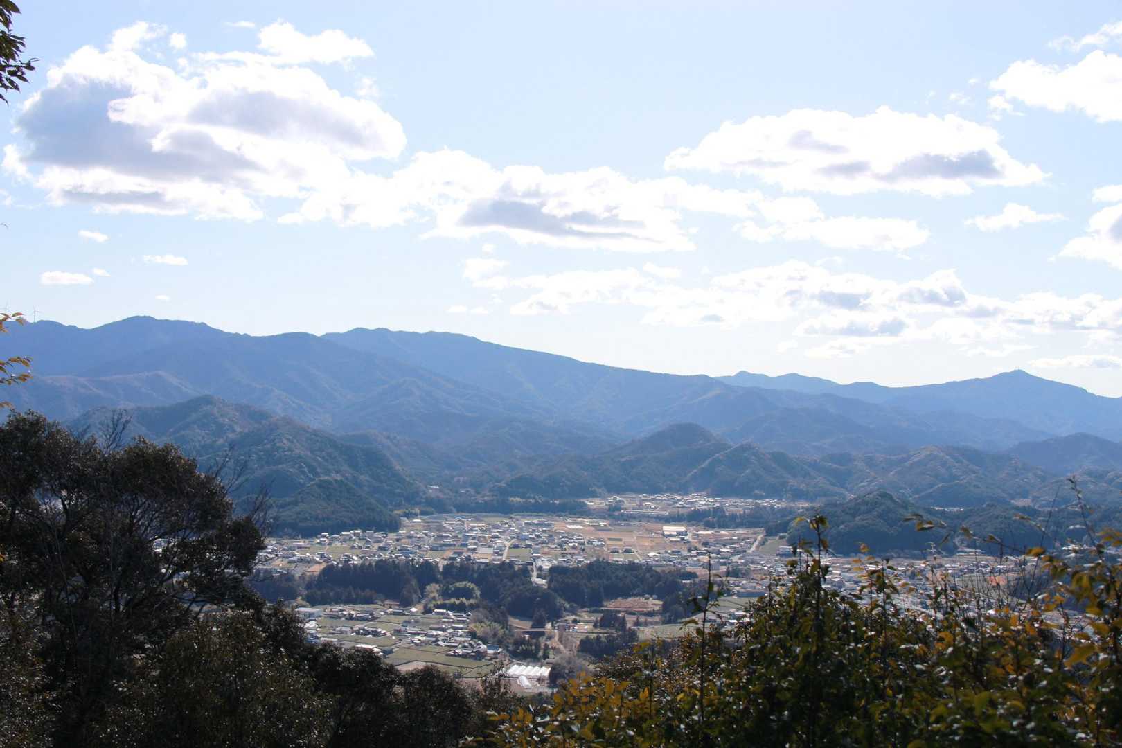 展望台まで戻りました

獅子ヶ岳の風車が見えました
(左端にほんの少しやけど🤭)
