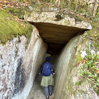 胎内くぐり
山そのものがご神体として考えられ、狭く暗い回廊をくぐり抜けると、新しい自分に生まれかわれるとか‥