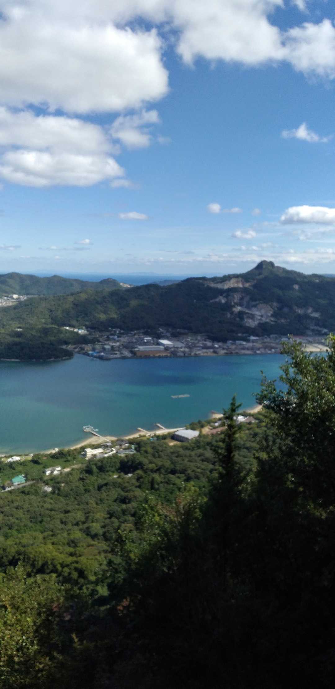 屋島湾の奥に五剣山。
ひときわ目立ちますね。