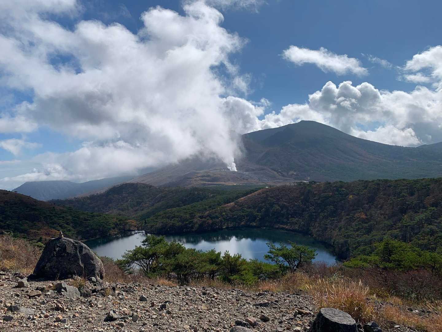 白鳥山🦢⛰️から見える六観音御池と、手前が硫黄山⛰️で奥が韓国岳⛰️（だと思う🤔）
