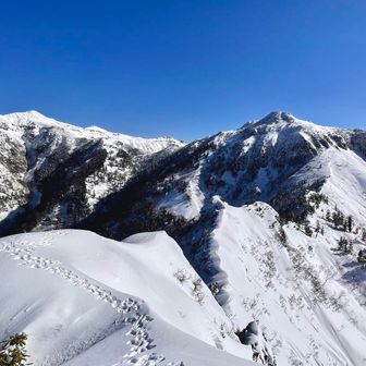 獅子ヶ鼻山山頂からの武尊山、剣ヶ峰