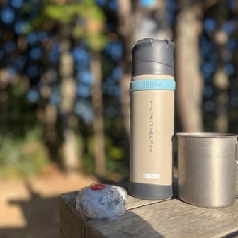 冬の低山用にサーモスの「山専ボトル」を購入しました♪嫁ちゃんが買ってくれた^ ^

こちらの製品は、保温力に優れ、厳冬期の山でも温かい飲み物を長時間キープできる、優れた断熱性能を持ってます！

… … 。

サーモスの回し者ではないです… 笑