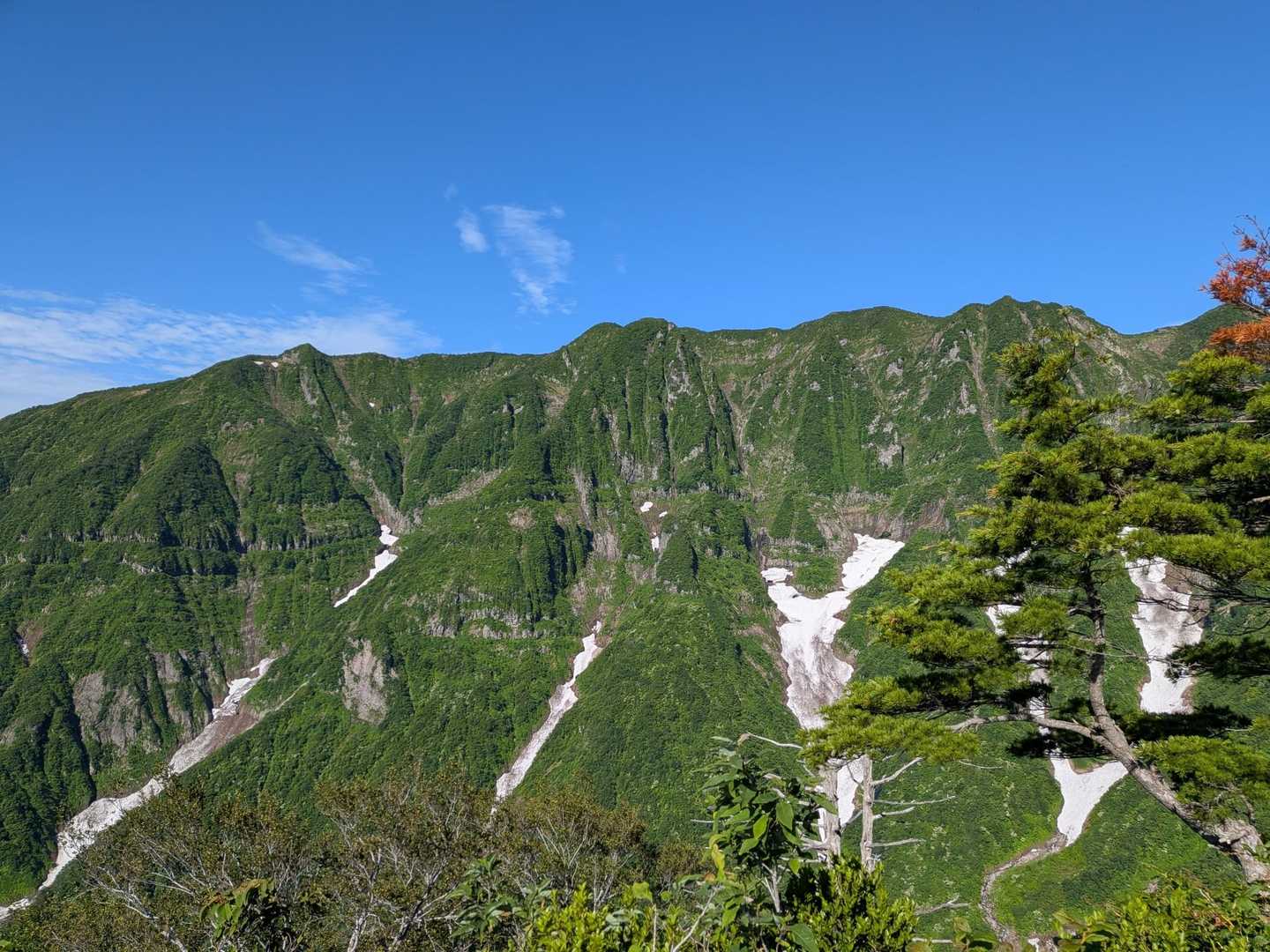 鬼ヶ面山の岩壁は圧巻