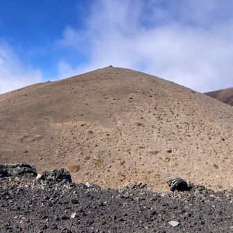中央のオッパイ山