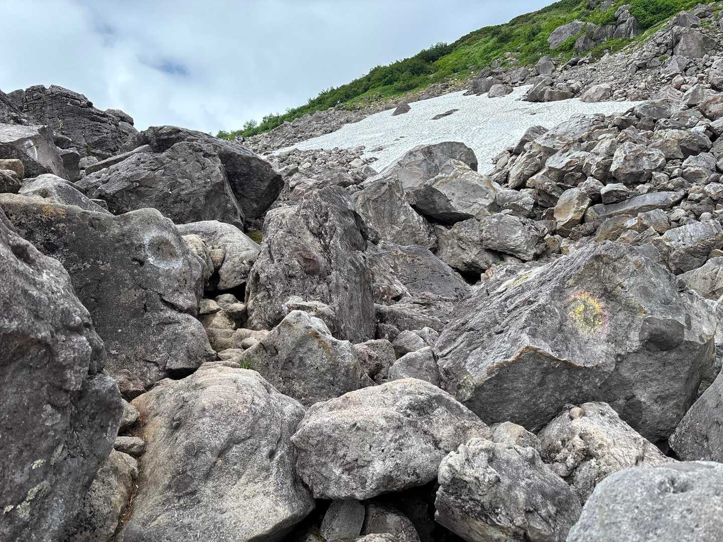 自分の背より大きい岩がゴロゴロ。