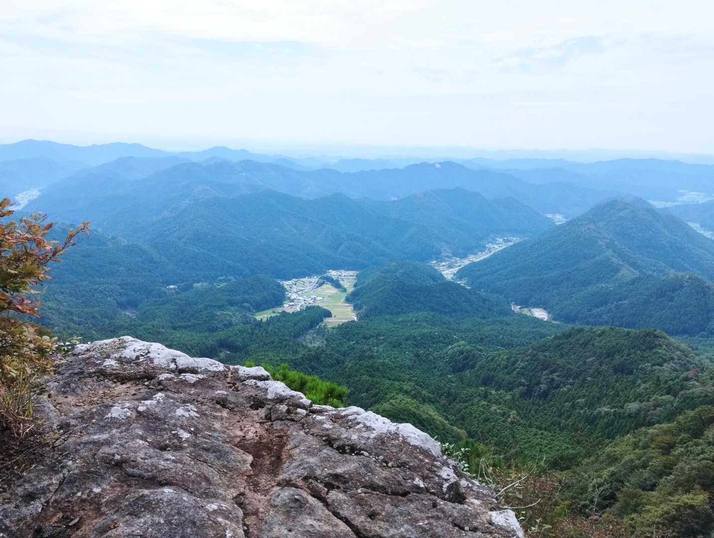 蓬莱岩、広いテラスの展望台。岩を見上げる感じで1枚撮りたいな。