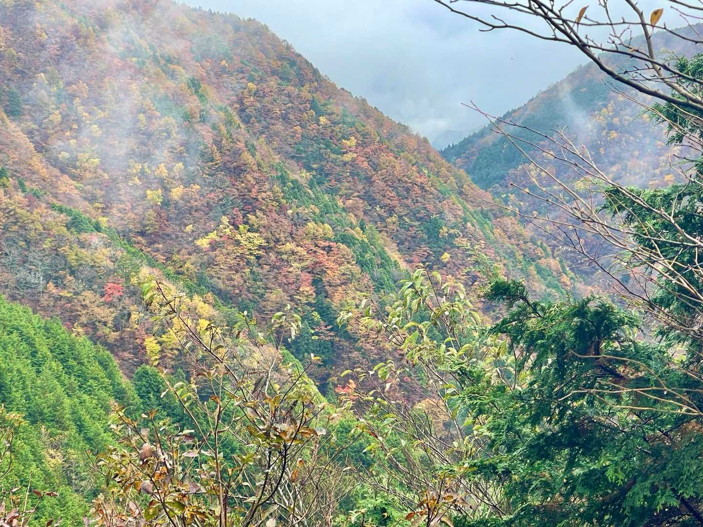 ガスが流れて美しい山肌